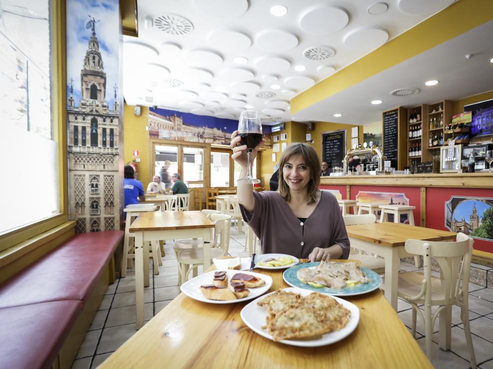 Marisol Aznar, de tapeo en el bar Antoñito's, en la avenida de Cataluña.