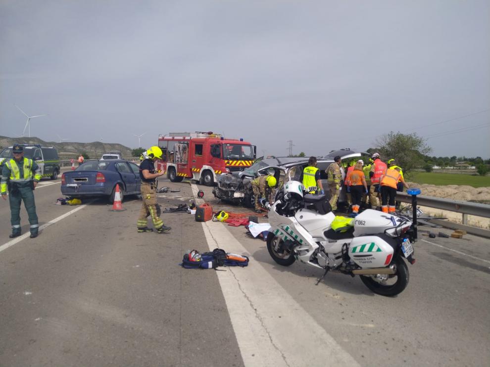 Choque frontal de vehículos en un accidente en El Burgo de Ebro.