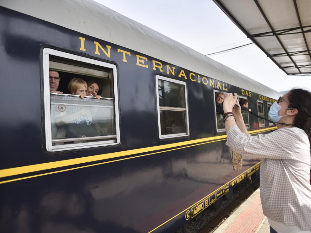 David y Silvia, que se han casado en Canfranc, retratados en la estación de Ayerbe horas antes de la ceremonia.