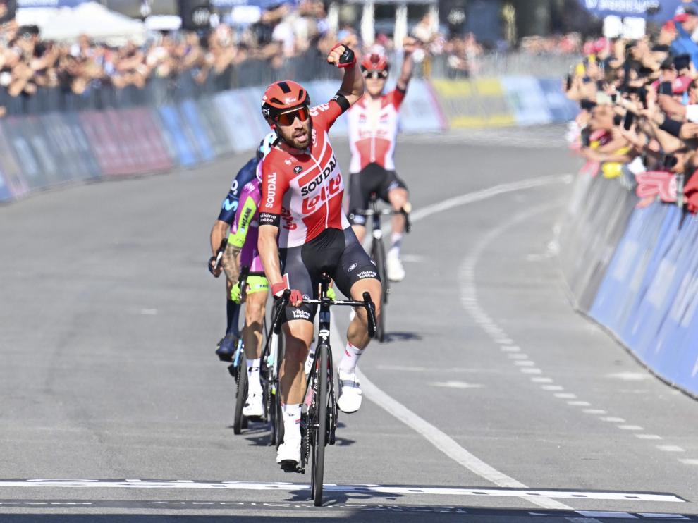 De Gendt celebra la victoria. Arcas llegó en tercera posición.