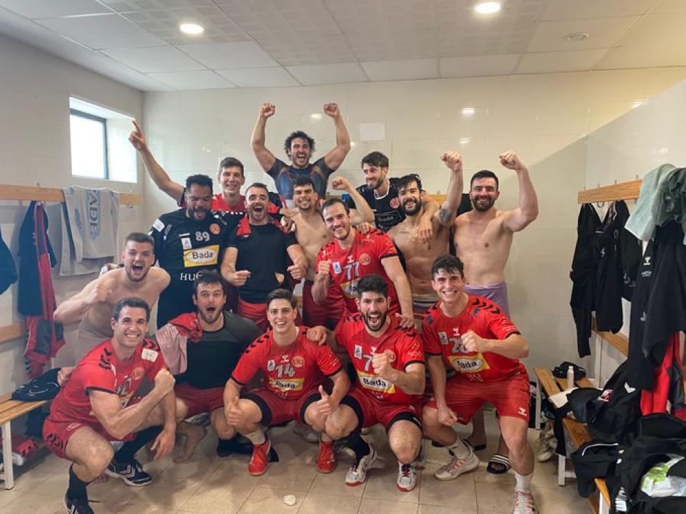 Los jugadores del Bada Huesca celebra la victoria ante el Bada que les brinda la permanencia en la Asobal.