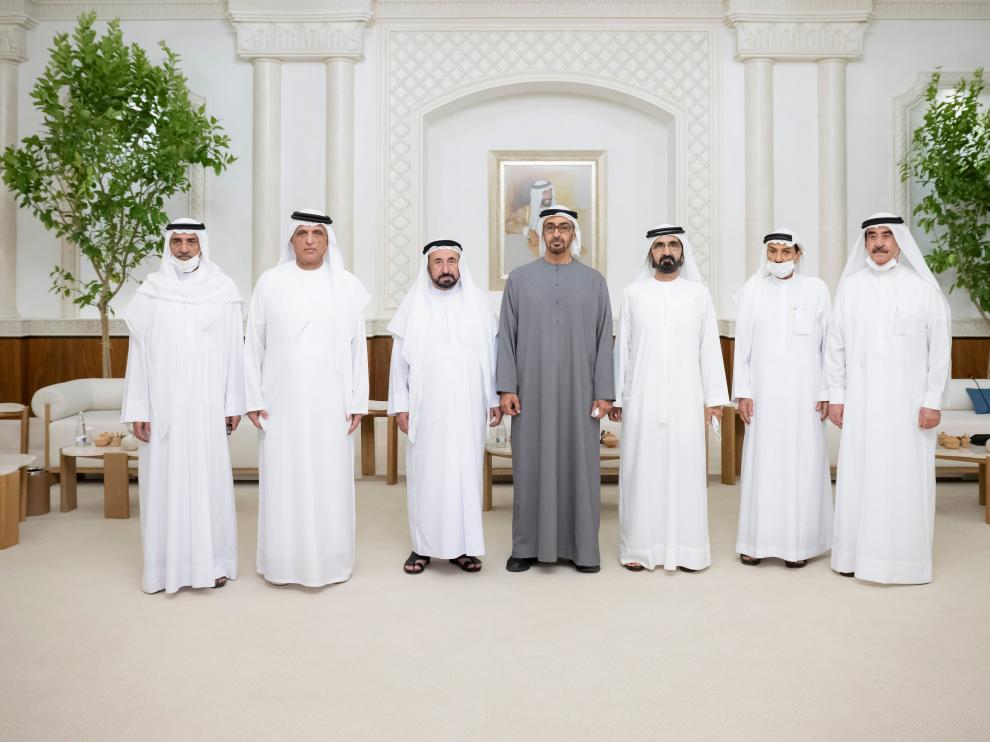 Sheikh Mohammed Bin Zayed, de gris, acompañado de sus valedores.