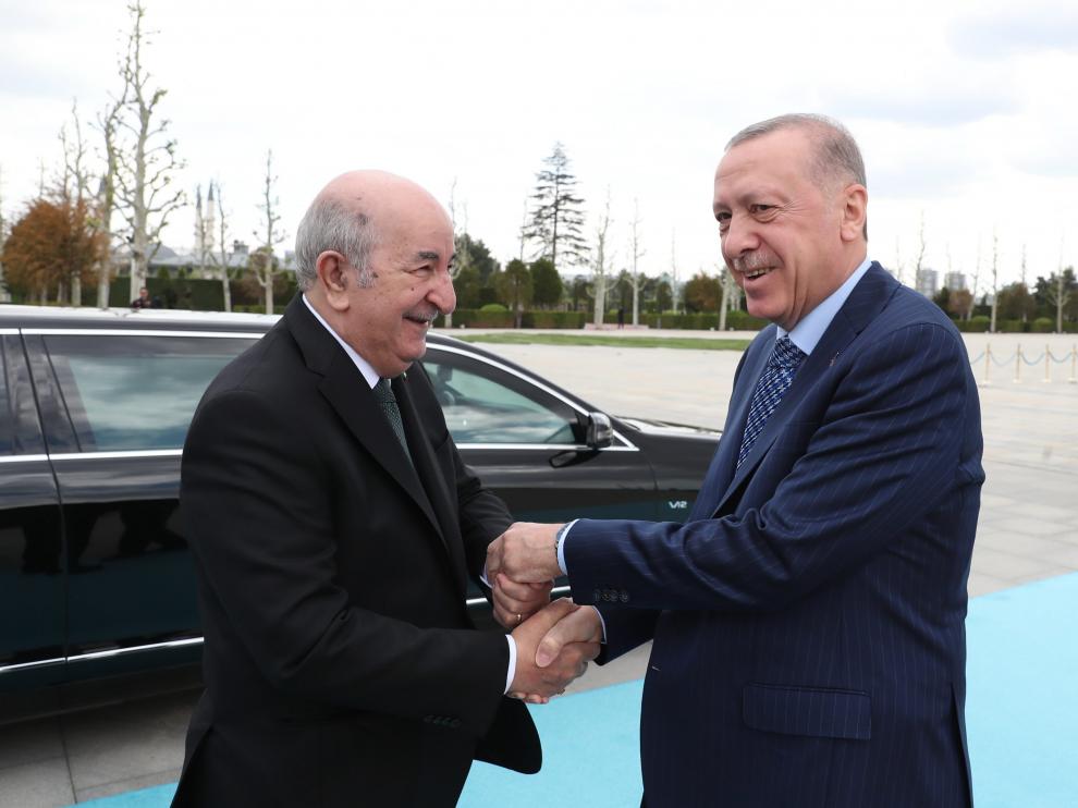 El presidente Erdogan junto al presidente argelino este lunes en Ankara.