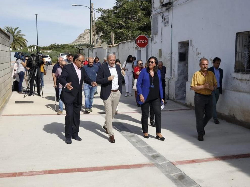 Jorge Azcón visita la nueva calle Salitrería de Alfocea.