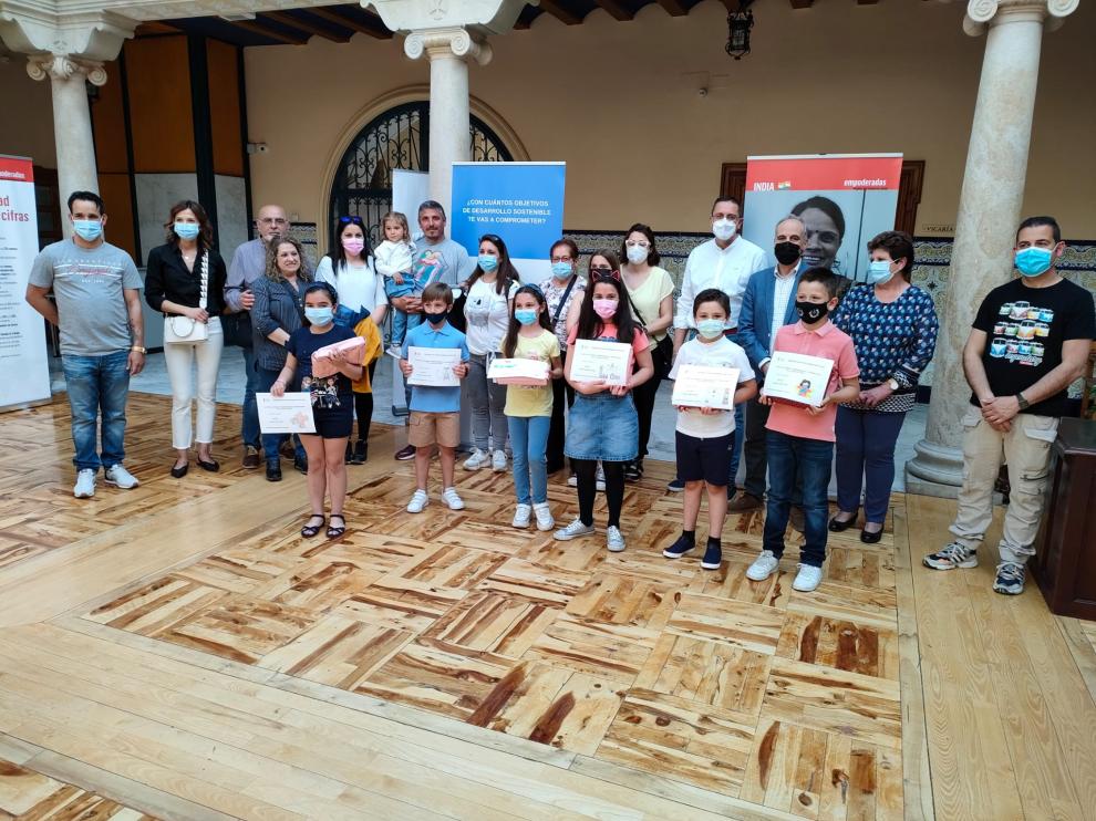 Los seis ganadores, con sus familias y los organizadores del concurso, el día que recibieron los premios.
