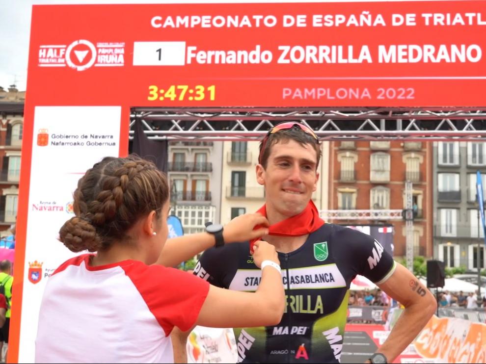 Fernando Zorrilla, visiblemente emocionado, nada más proclamarse campeón de España de triatlón de media distancia en Pamplona.