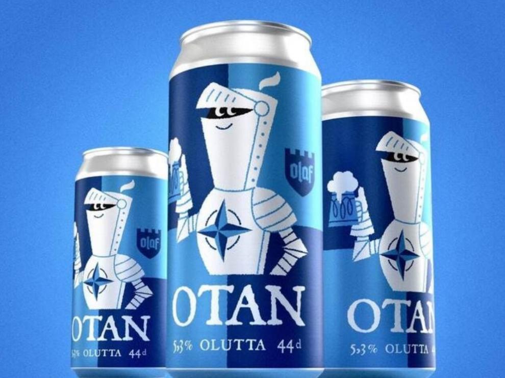 Finlandia celebra su adhesión a la OTAN con un juego de palabras y una cerveza.