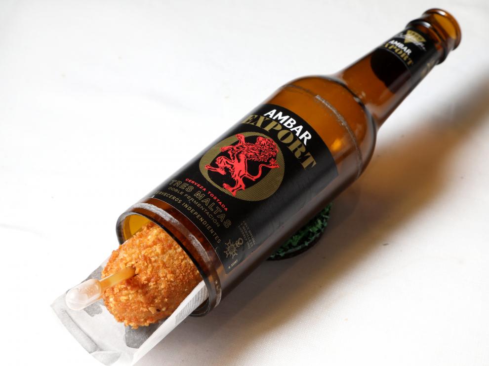 La croqueta ganadora se presentó en el interior de una botella de cerveza.