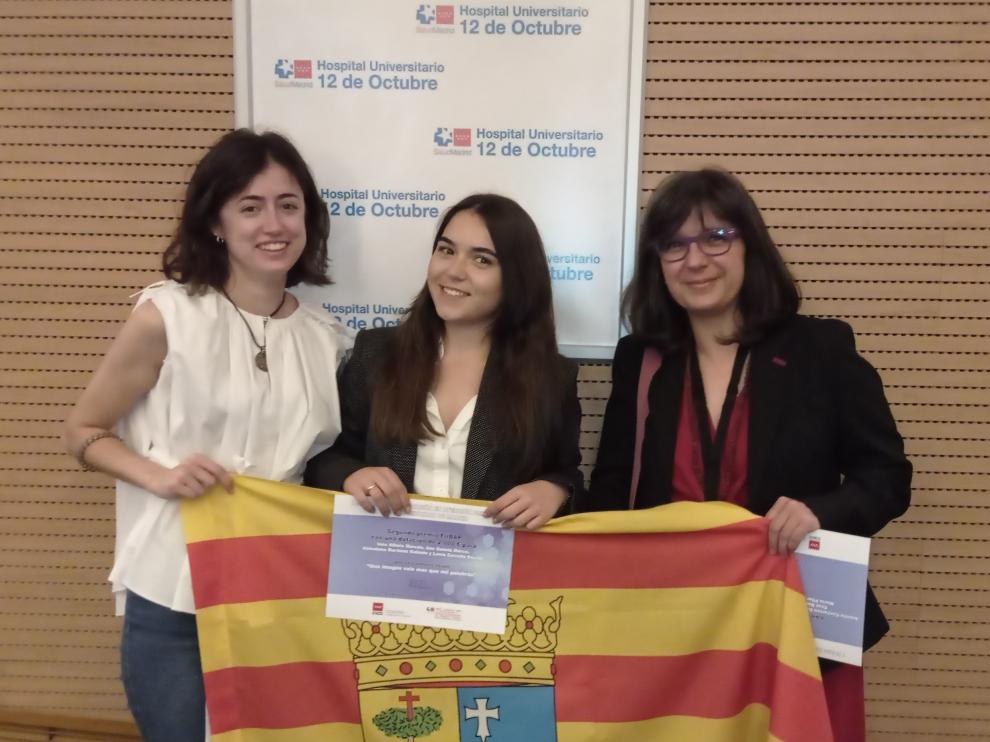 De izquierda a derecha, Ana Gómez e Inés Alberto (residentes de cuarto año del sector I de Zaragoza) y la médica de Atención Primaria Amelia Cantarero.