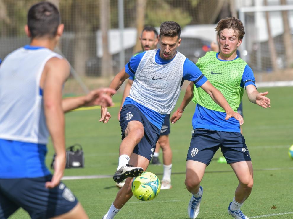 Juan Carlos conduce el balón durante el entrenamiento de la SD Huesca de este viernes.