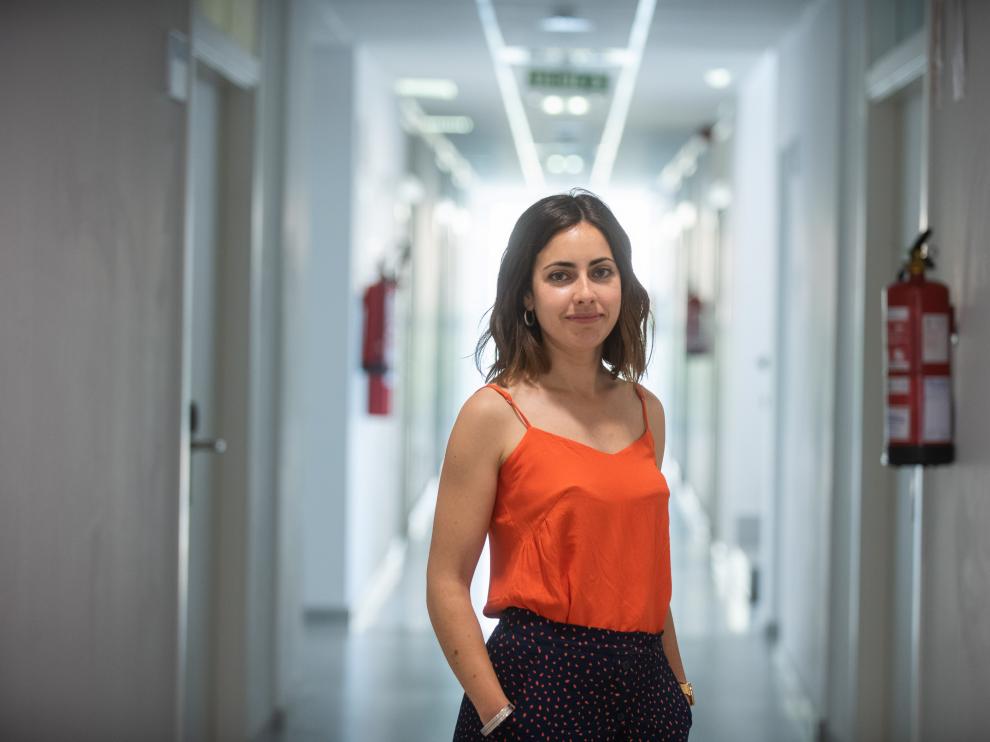 Elena Atrián, entre la luz del pasillo del Céminen.