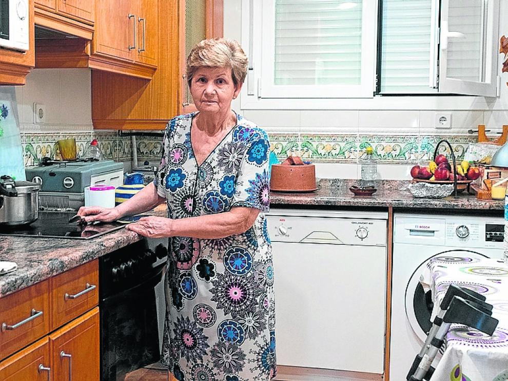 Irene Aparicio, en su cocina junto a sus dos muletas.