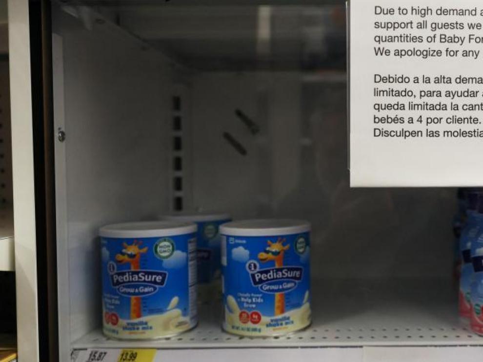 Cartel con el aviso de desabastecimiento y la limitación de cantidad de leche en polvo que se puede comprar en una tienda de Nueva York.
