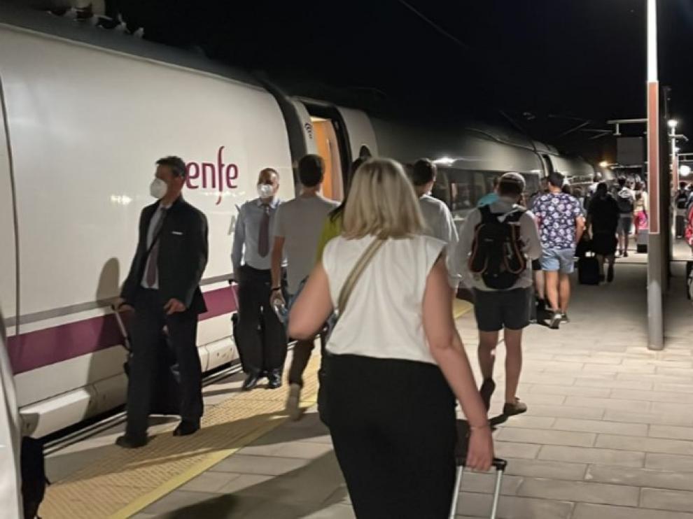 Viajeros del tren que sufrió la incidencia y estuvo horas retenido en Calatayud