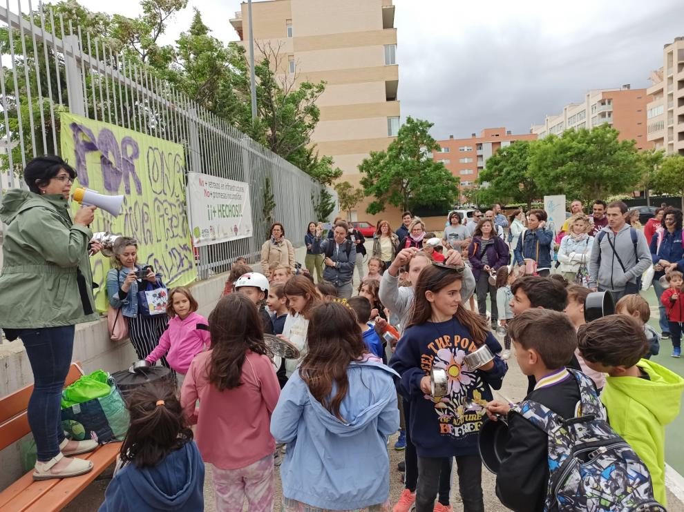 Las familias del colegio Valdespartera reclaman la ampliación del comedor.