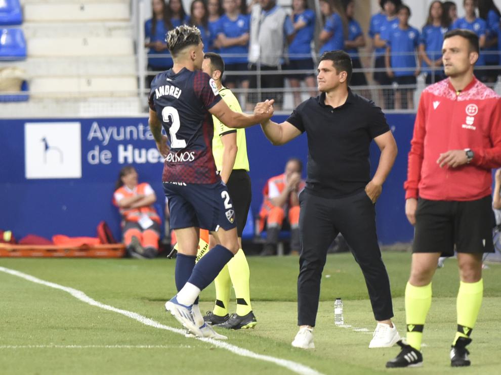 Ratiu choca la mano con Xisco durante el partido con la Real Sociedad B.
