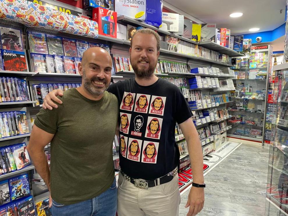Sergio Jiménez y José Delgado, en la tienda de videojuegos.
