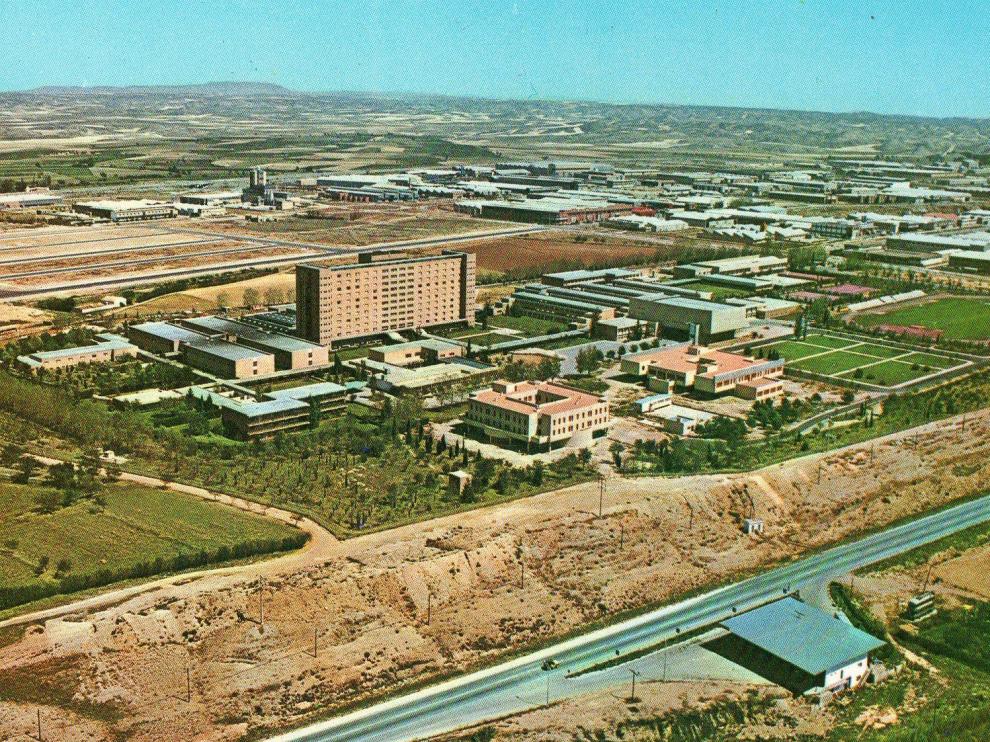 Imagen aérea de la Universidad Laboral cuando estaba en funcionamiento.