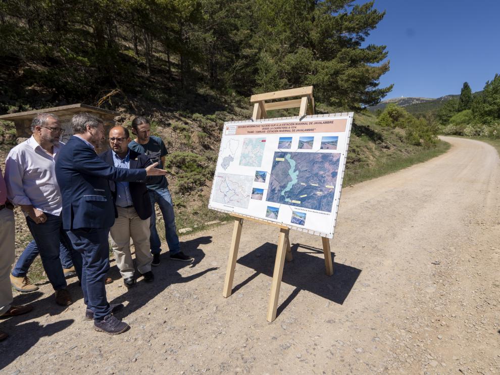 Soro e Izquierdo, acompañados por alcaldes de la zona, conversan en lugar donde arrancaría la carretera a Javalambre.