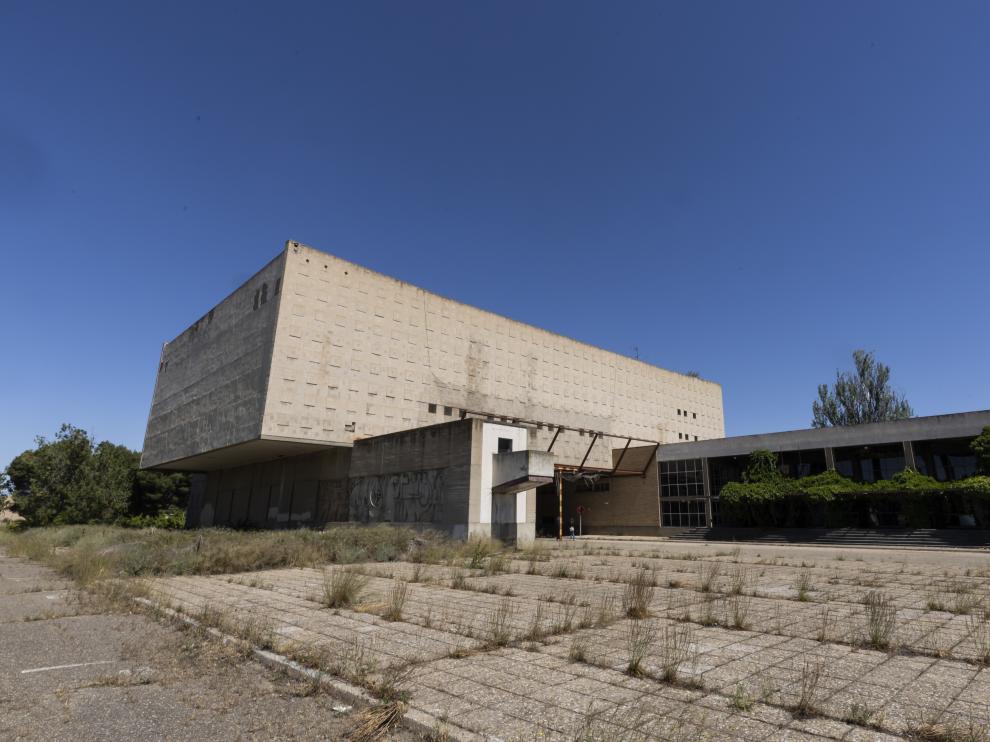 La Universidad laboral, sentenciada. El Gobierno central y el aragonés acaban de anunciar que este conjunto arquitectónico (de Manuel Ambrós Escanellas) será demolida. Adiós a un complejo con aulas, residencias, talleres, zonas de ocio y deportivas...