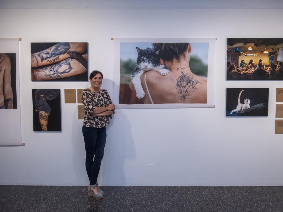 La fotógrafa zaragozana Ana Palacios, junto a algunas de las imágenes que expone en el Círculo de Bellas Artes de Madrid.