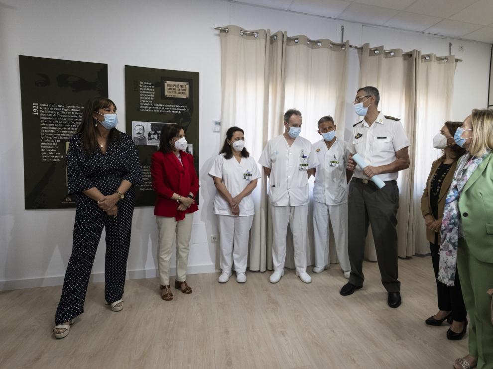 La ministra de Defensa, Margarita Robles, con los médicos y el coronelo jefe del Hospital Militar, Juan Antonio Lara, y la consejera de Sanidad, Siro Repollés.