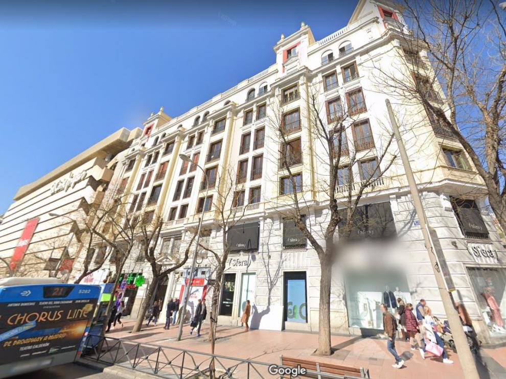 Edificio situado en la confluencia de las calles Goya y Conde Peñalver, donde se edificará el hotel.