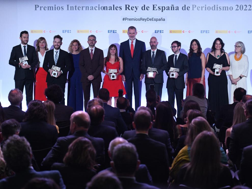 Felipe VI posa junto a los premiados de los Premios Rey de España.