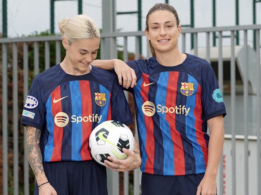 Mapi León, junto a Alexia Putellas, luce la nueva camiseta del Barça.