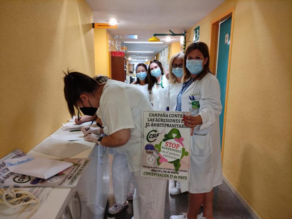 Campaña de recogida de firmas contra las agresiones a sanitarios, impulsada por CSIF, en el hospital de Calatayud.