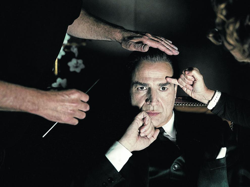 Alberto San Juan se pone en la piel de Cristóbal Balenciaga en esta nueva serie.