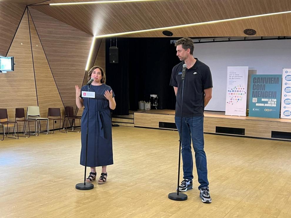 La alcaldesa de Barcelona, Ada Colau, y el presidente de la fundación Gasol Foundation y exjugador de baloncesto, Pau Gasol en la visita a la escuela La Pau.