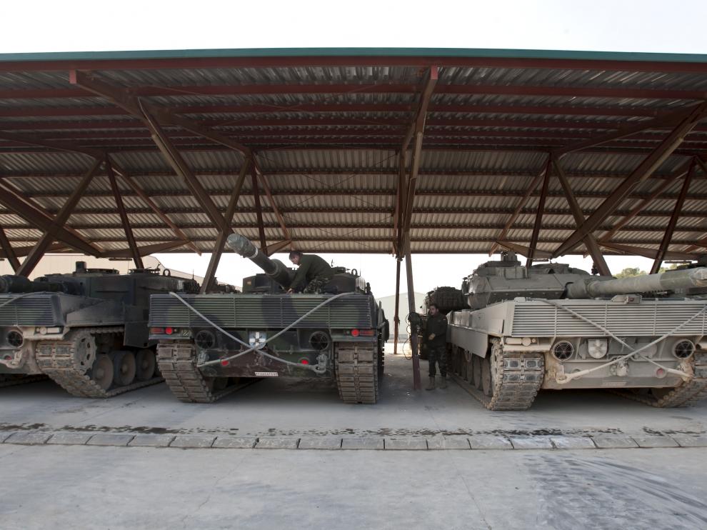 Un grupo de tanques Leopard aparcados al lado del campo de maniobras de San Gregorio, en 2012, poco antes de ser trasladados al cuartel de Casetas donde fueron desmontados hace diez años y se guardan.