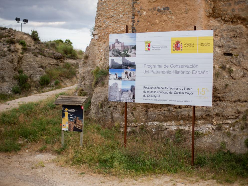El cartel está colocado a los pies de la muralla exterior del castillo mayor de Calatayud.