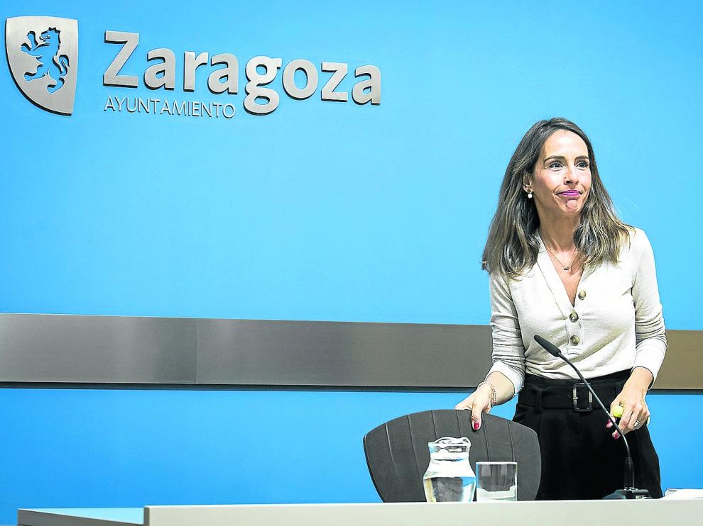 La concejal de Hacienda, María Navarro, en una comparecencia en el Ayuntamiento de Zaragoza.