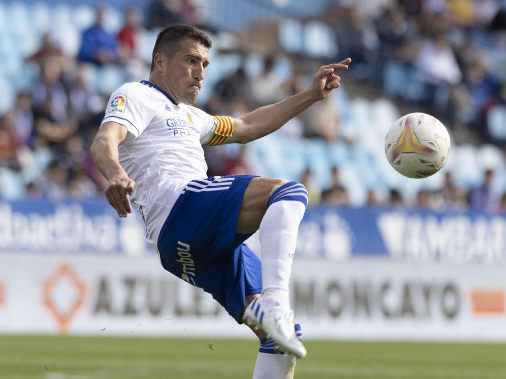 Zapater golpea el balón en un partido reciente jugado por el Real Zaragoza en La Romareda.