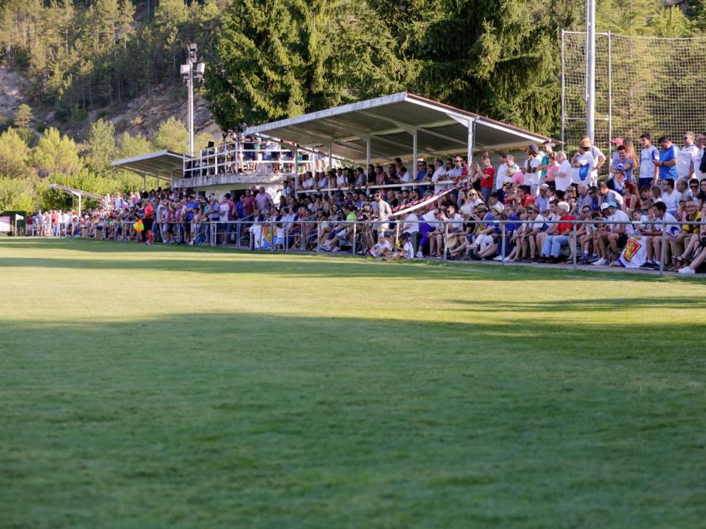 Imagen del campo de Villaboya de Boltaña (Huesca) en el partido amistoso ante el equipo local de la pretemporada de 2019.