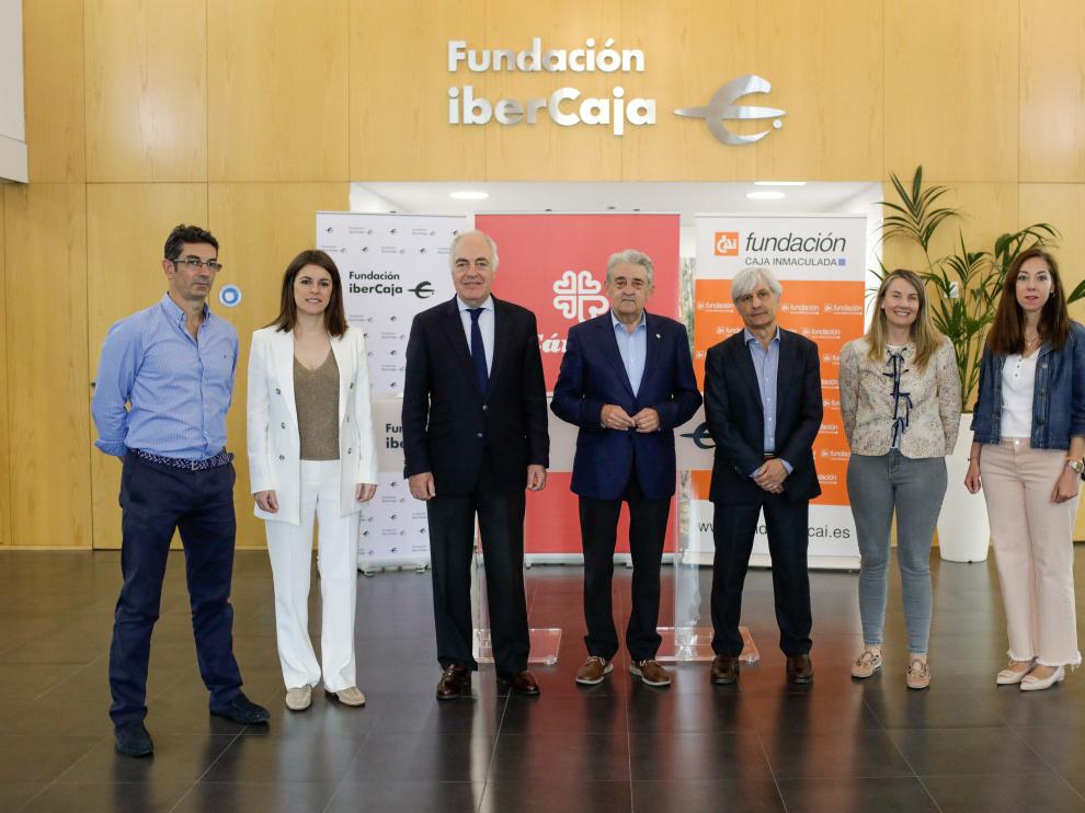 Representantes de Fundación Ibercaja, Fundación CAI y Cáritas Aragón-La Rioja, tras la firma del acuerdo.