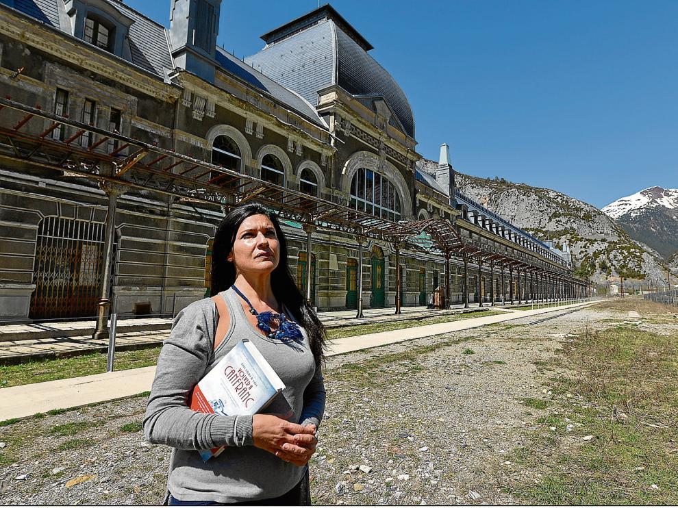 La escritora Rosario Raro con su novela, ‘Volver a Canfranc’, en la estación