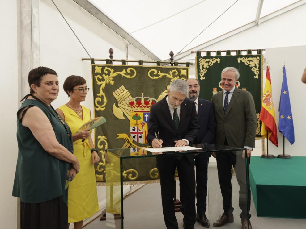 Azcón, junto a Lambán y el ministro Grande Marlaska, en el acto celebrado este jueves en Zaragoza