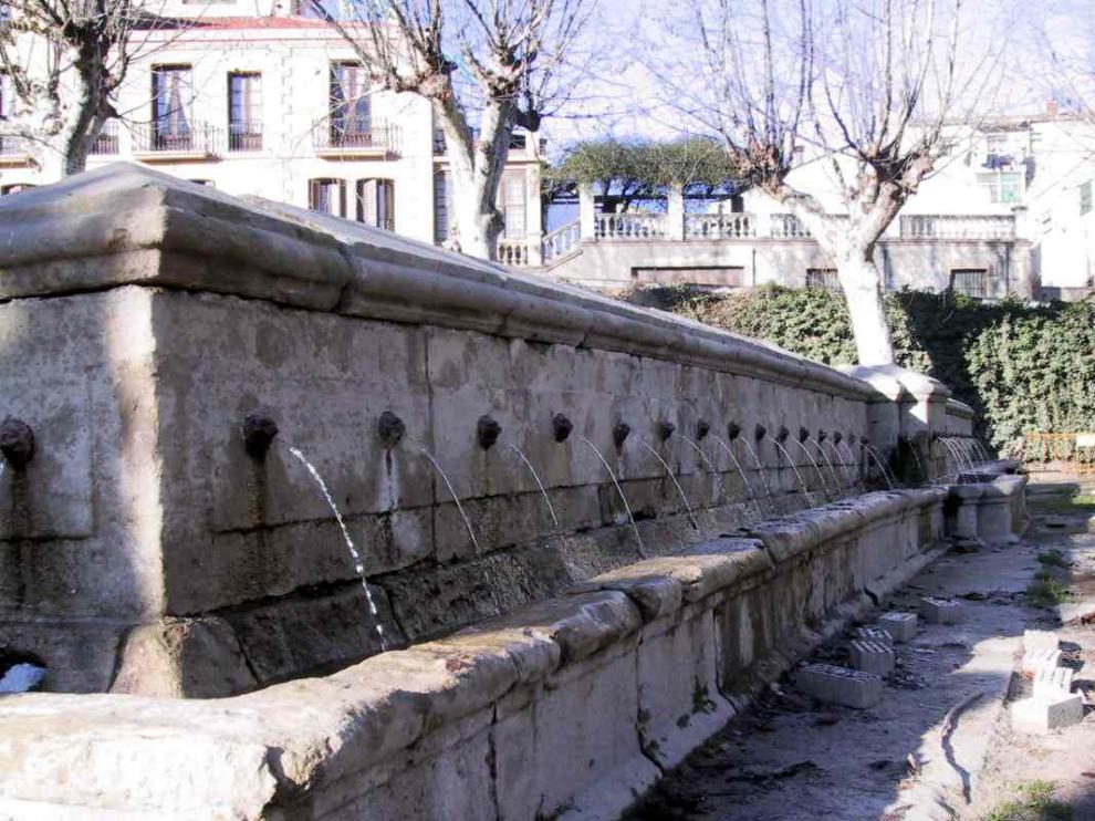 La Fuente Lupina, de 72 caños, en la Glorieta Telmo Lacasa de Alcañiz.