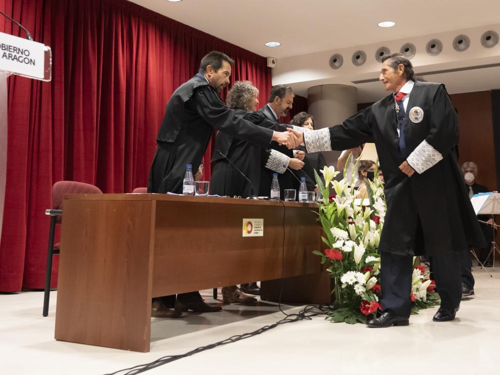 Manuel Gómez Palmeiro saluda a los miembros de la mesa presidencial.