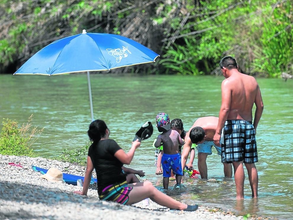 Un grupo de bañistas, este sábado, en el paraje de la Peña del Cuervo, en el barrio rural de Peñaflor
