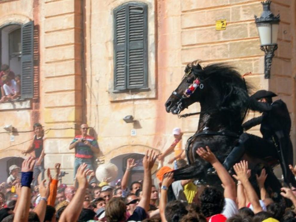 El suceso ha tenido lugar este viernes en Ciutadella durante las fiestas de San Juan.