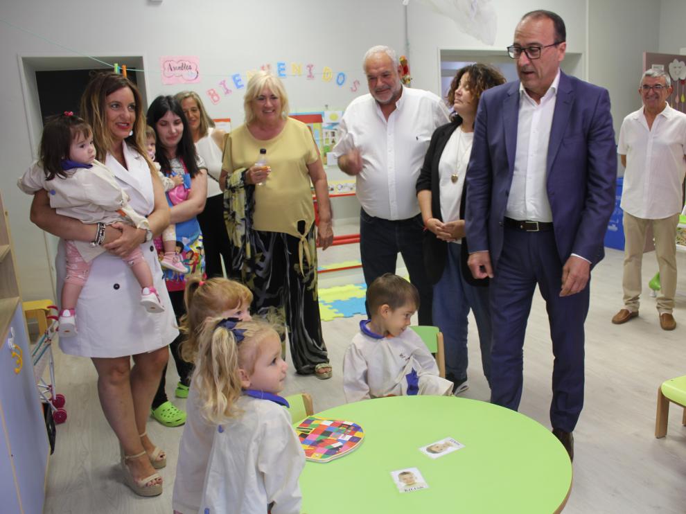 Felipe Faci, en su visita a la escuela infantil abierta en la pedanía de San Juan del Flumen.