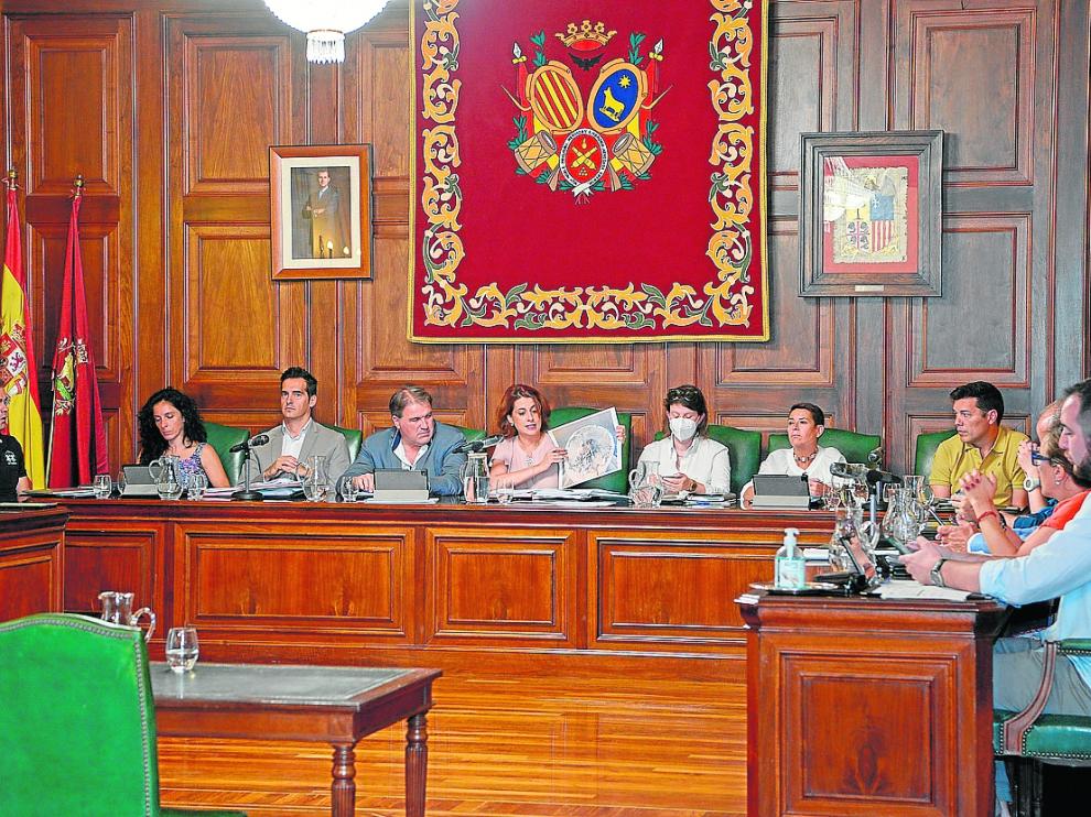 La alcaldesa muestra en el pleno el deterioro interior que presentaba la columna del Torico cuando cayó.