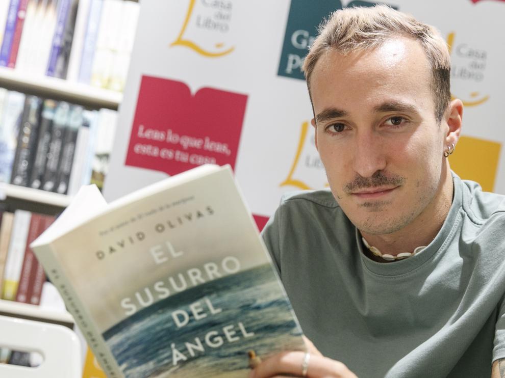 El escritor David Olivas presenta en Zaragoza su nueva novela "El susurro del ángel"