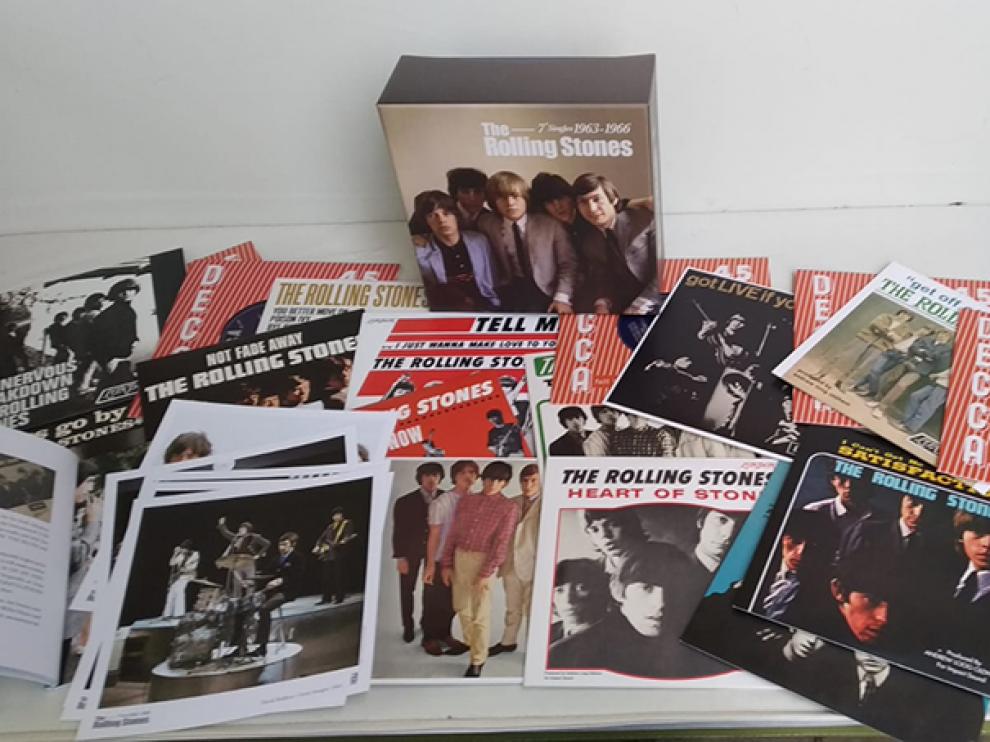 Caja con los primeros singles y epés de los Rolling Stones