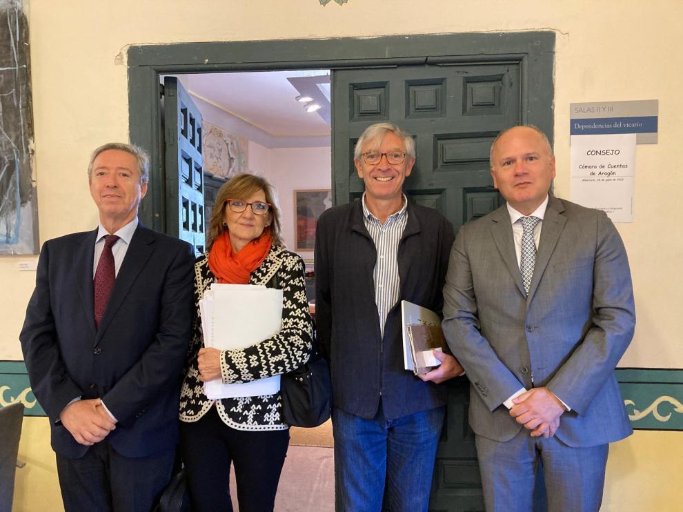 Los miembros del pleno de la Cámara de Cuentas con el gerente de la Fundación Santa María de Albarracín.