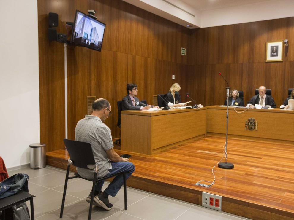 El acusado, durante el juicio por presunta estafa celebrado en la Audiencia de Zaragoza.